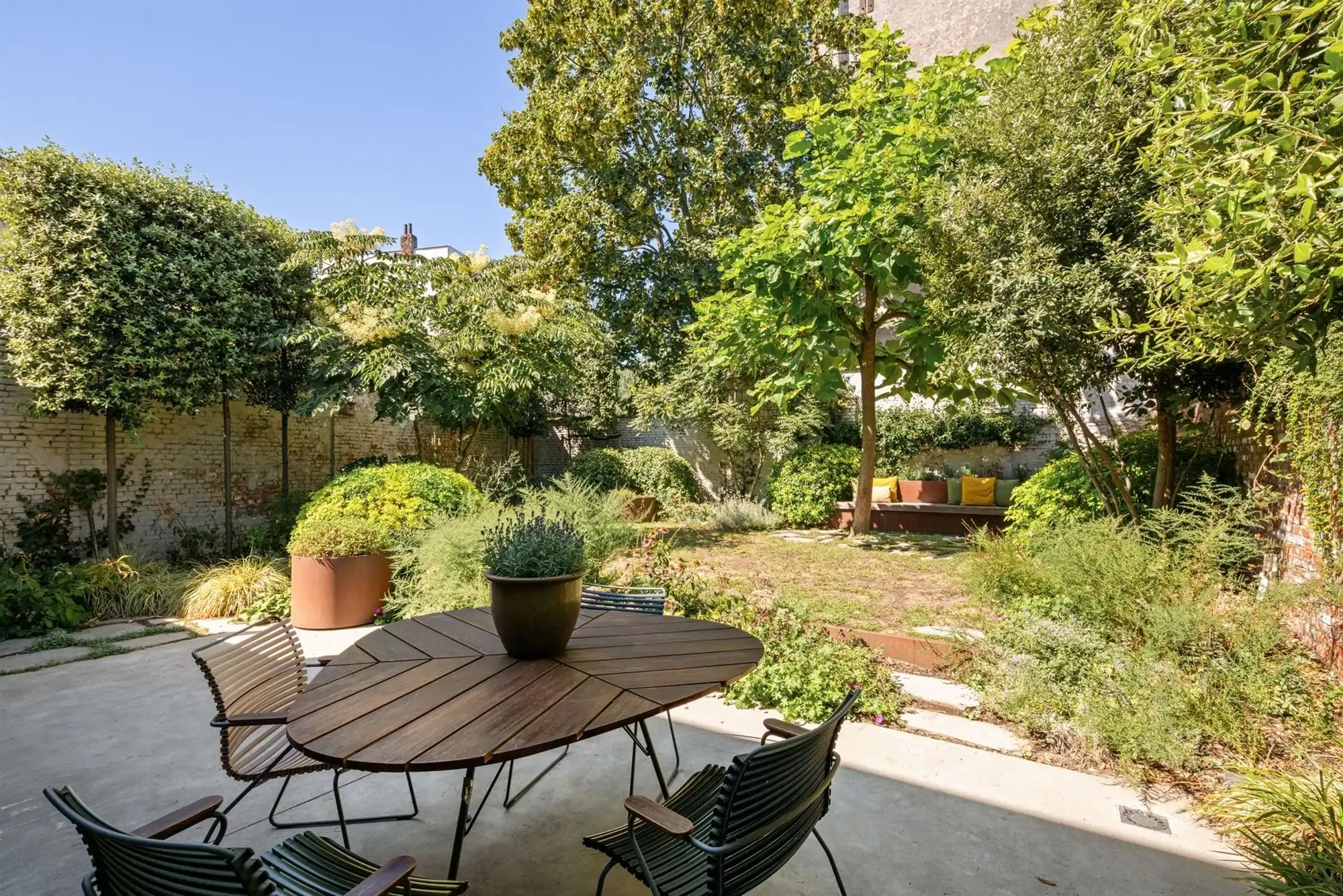 Statige neo-classicistische herenwoning met idyllische tuin foto {{pictureIndex}}
