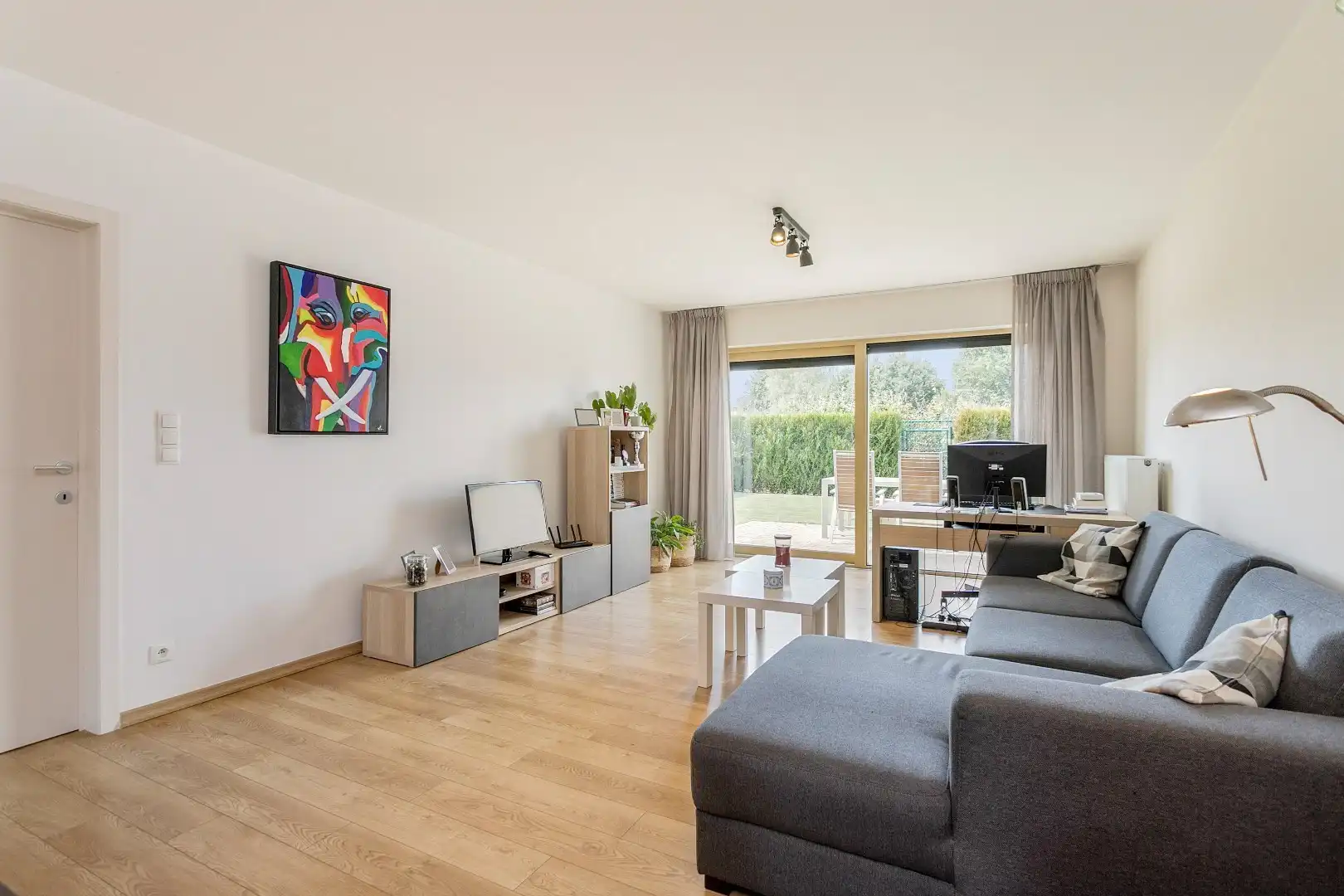 Modern, gelijkvloers appartement met 2 slpk, ondergrondse parking en tuin. foto 3
