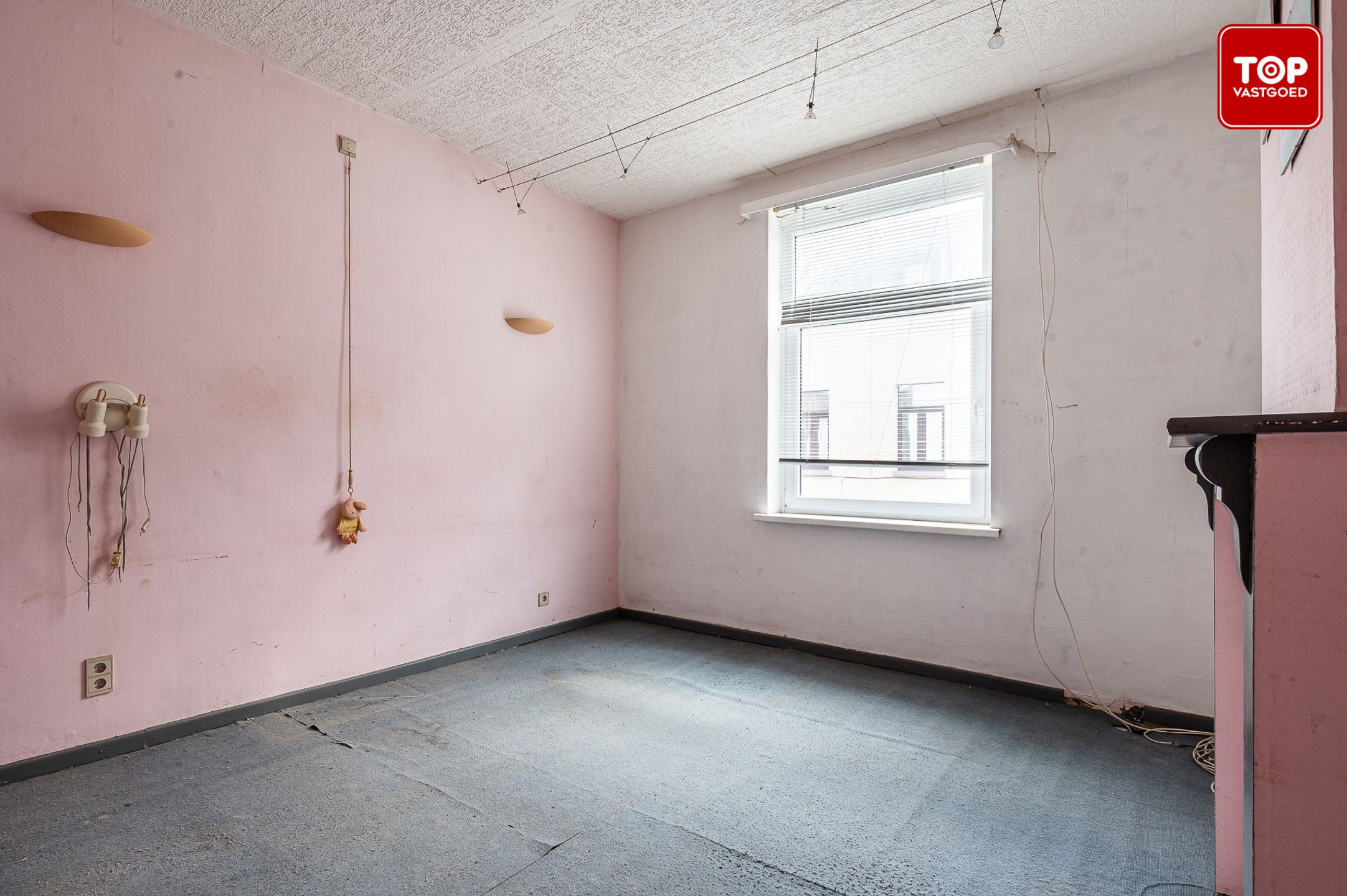 Totaal te renoveren woning op gunstige locatie. foto 12