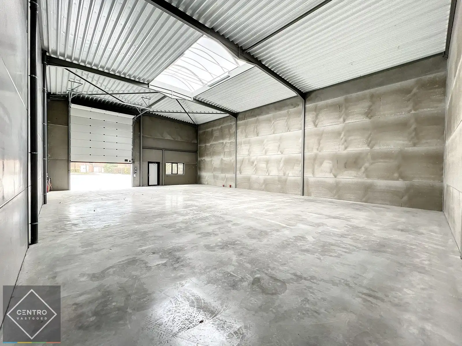 Kwalitatief en goed geïsoleerd NB MAGAZIJN (265m2), voorzien van elektrische sectionaalpoort, deur, raam (voor kantoor) en 2 private parkeerplaatsen op industriezone te Waregem. foto 7