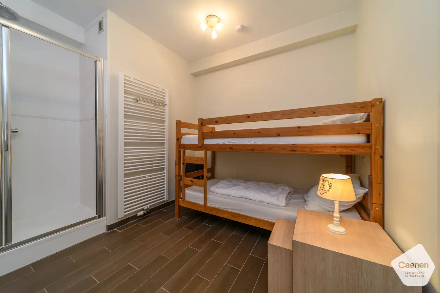 Prachtig gerenoveerde studio met slaapkamer en zijdelings zeezicht foto 12