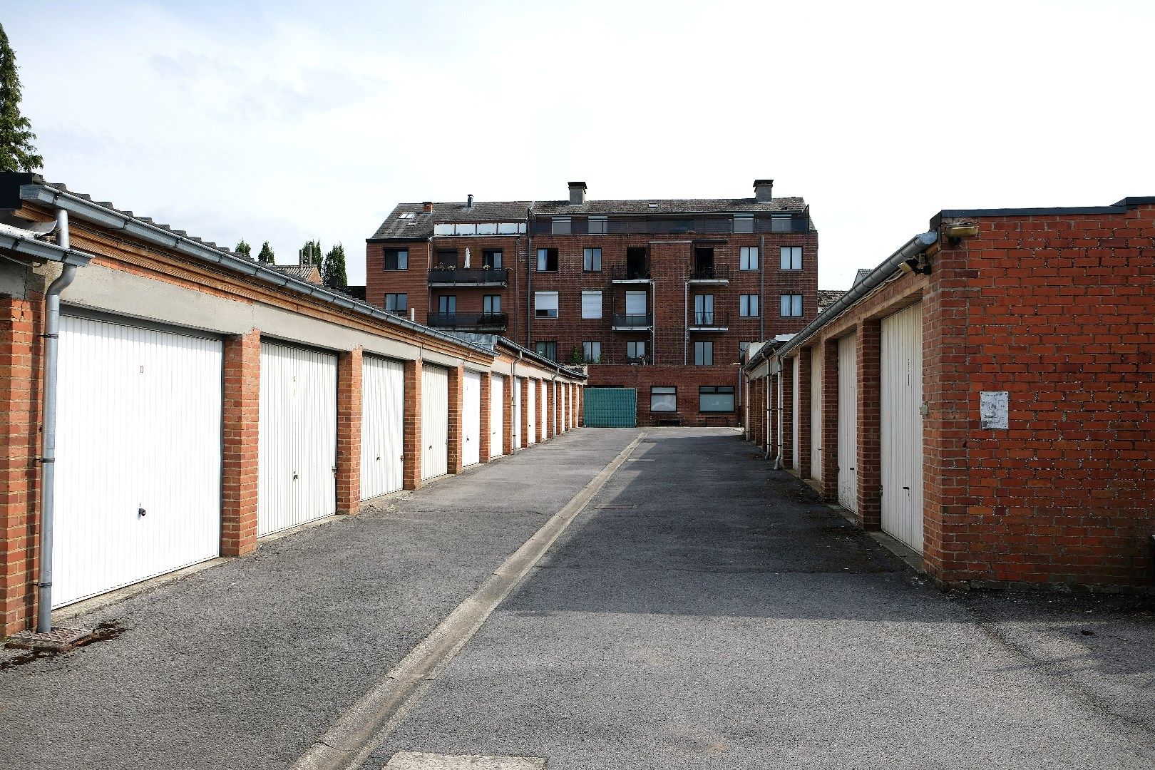 8 garages en 3 staanplaatsen in het centrum van Brakel foto 2