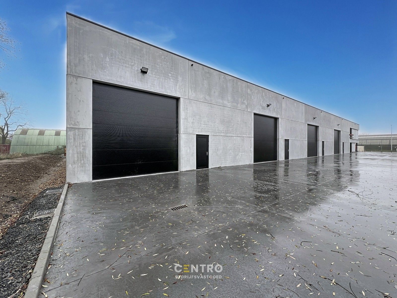 Instapklaar geïsoleerd nieuwbouw MAGAZIJN (± 960m²), vrije hoogte 7m, met 4 sectionale poorten. Op ambachtelijke zone te Oostrozebeke. foto {{pictureIndex}}