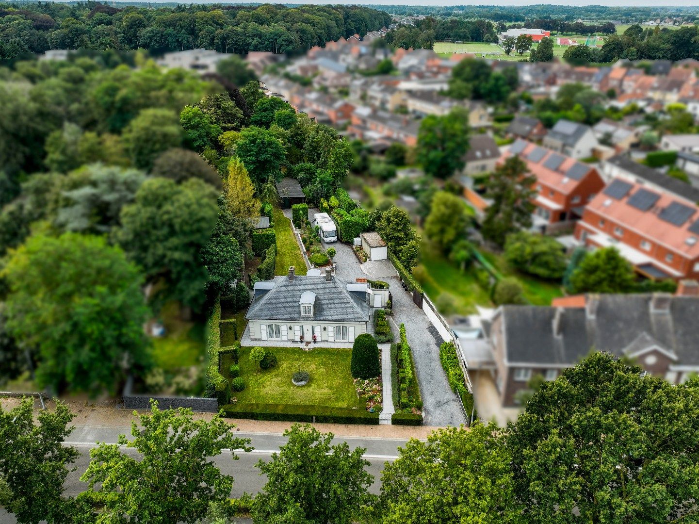 Woning met parktuin, aan het kanaal met opslagplaats van ca. 60m² foto 3