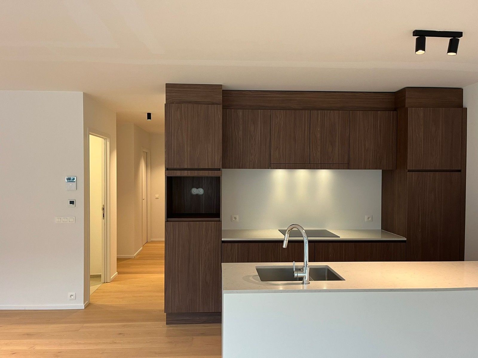 TE HUUR: Nieuwbouwappartement met 2 slaapkamers en dubbele terrassen foto 6