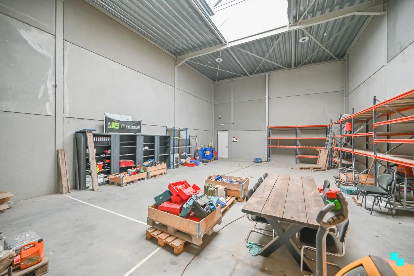 Magazijn met automatische sectionaalpoort in Waregem foto 4