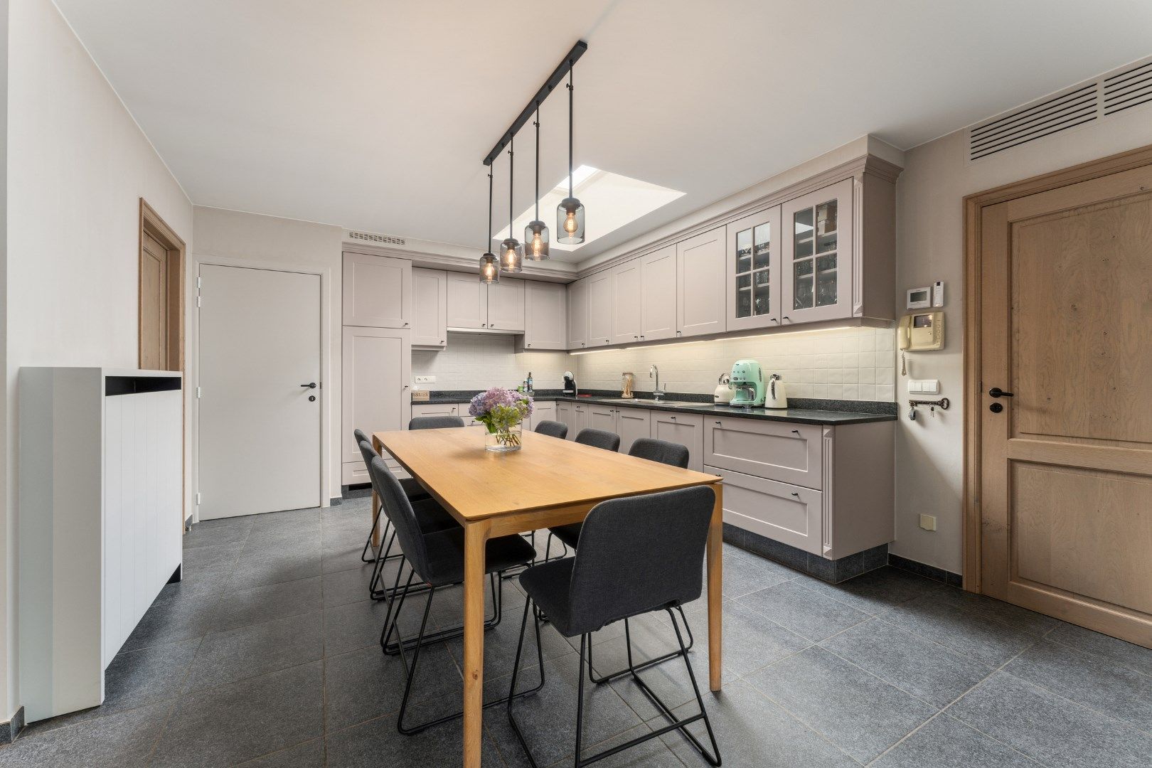 PRACHTIGE WONING MET EIKEN BIJGEBOUW | HANDELSRUIMTE & 4 GARAGES!!!  foto 12