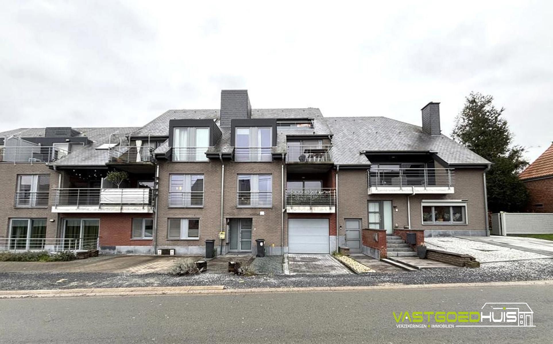 Hedendaags appartement met garage, terras en autostaanplaats foto {{pictureIndex}}