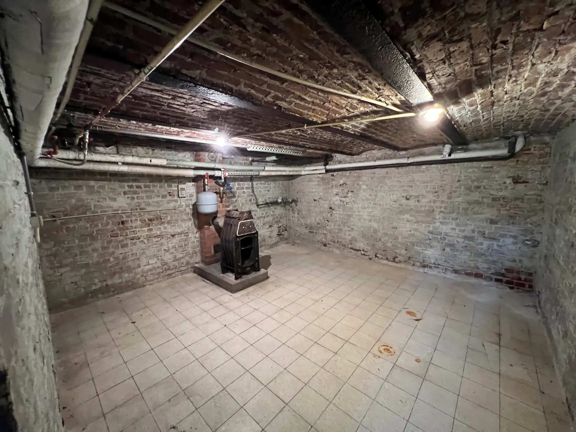 Fantastisch mooi en rustig gelegen te renoveren woning  foto 15