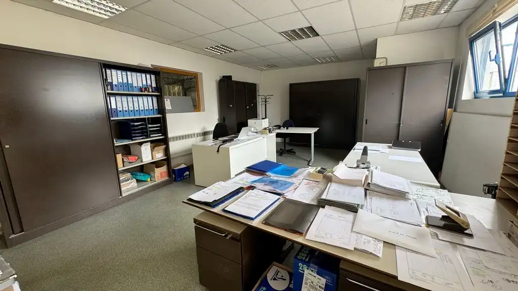 Loods met kantoor te huur nabij E313 in Wommelgem foto 6