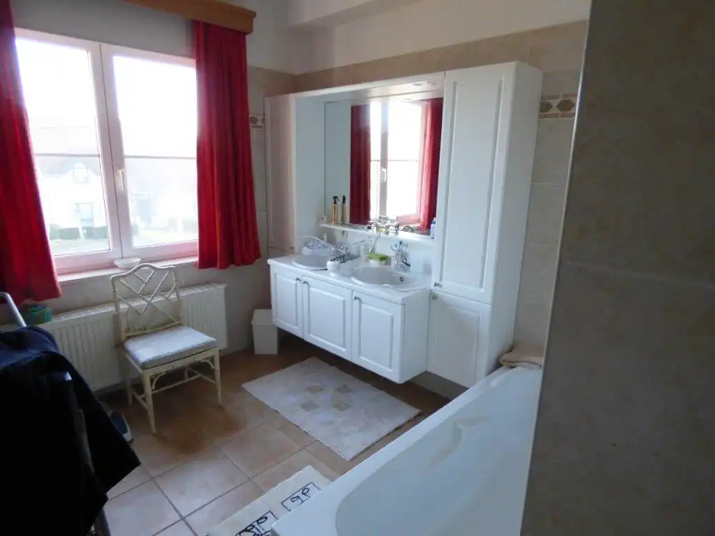 Zeer ruim appartement met garage nabij centrum Borgloon foto 6