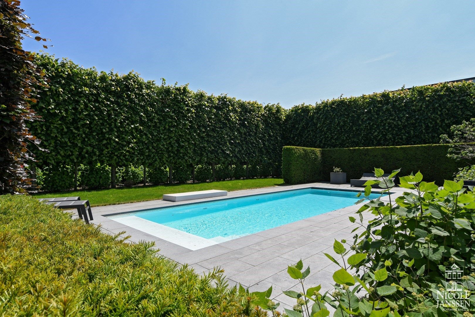 Luxueus en ruim ingedeeld landhuis met naastliggend garagegebouw met appartement foto 45