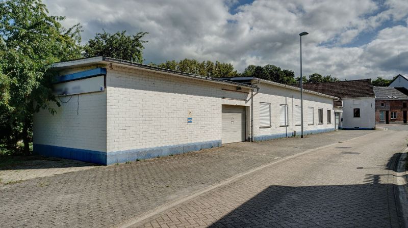 Kantoorgebouw van 450m² waarvan 220m² magazijnruimtes, en ruime parking op 12 are 45 ca foto 2