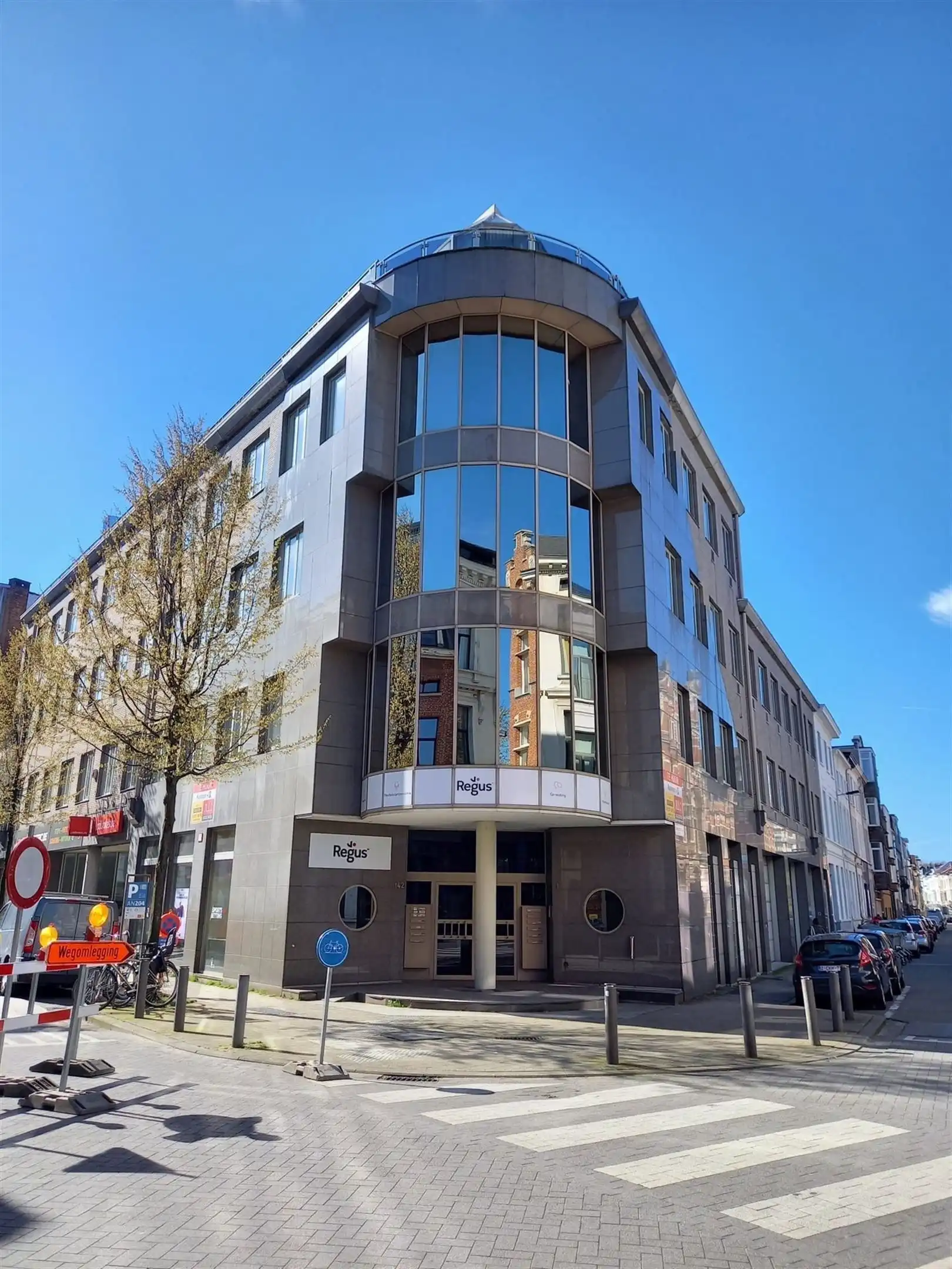 Kantoorgebouw gelegen aan de E19, A12 en E17 foto {{pictureIndex}}