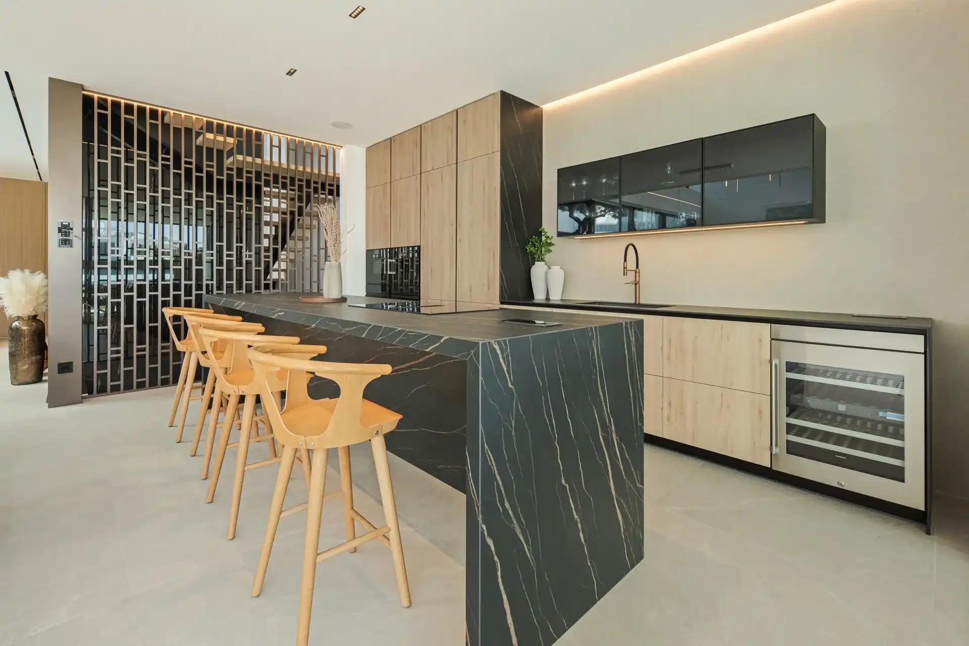 Exclusieve villa met resortgevoel in het meest prestigieuze deel van Marbella foto 13