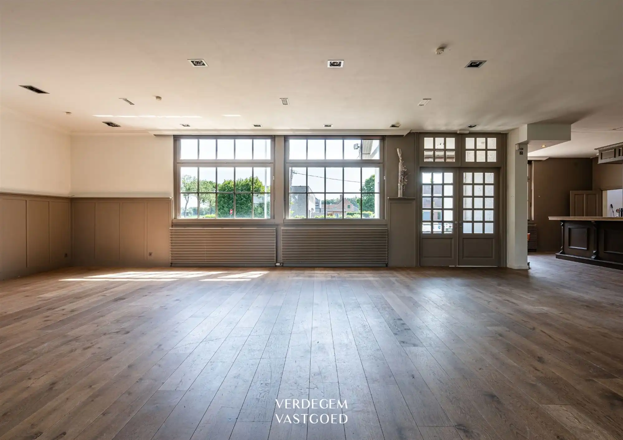 Uiterst commercieel gelegen handelspand met woonst voor horeca of kantoren foto 12