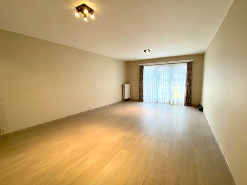 Centraal gelegen appartement met 2 kamers, kelder en garage foto 3