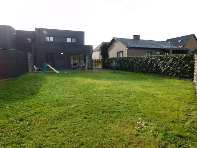 Rustig gelegen gezinswoning met 3 slpks, tuin en carport foto 20