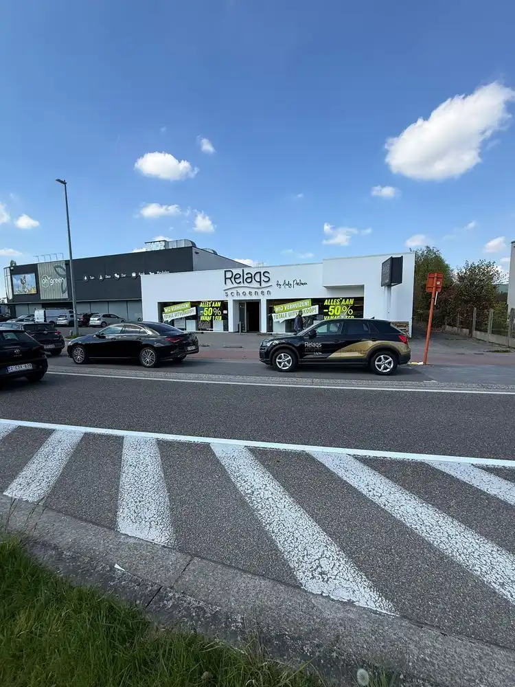 BAANWINKEL MET PARKING NABIJ MEDI MARKET, CARREFOUR, KRËFEL, ... foto 15