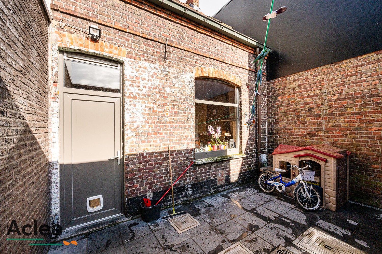 Te renoveren woning met 2/3 slpks en mooie tuin met uitweg foto 10