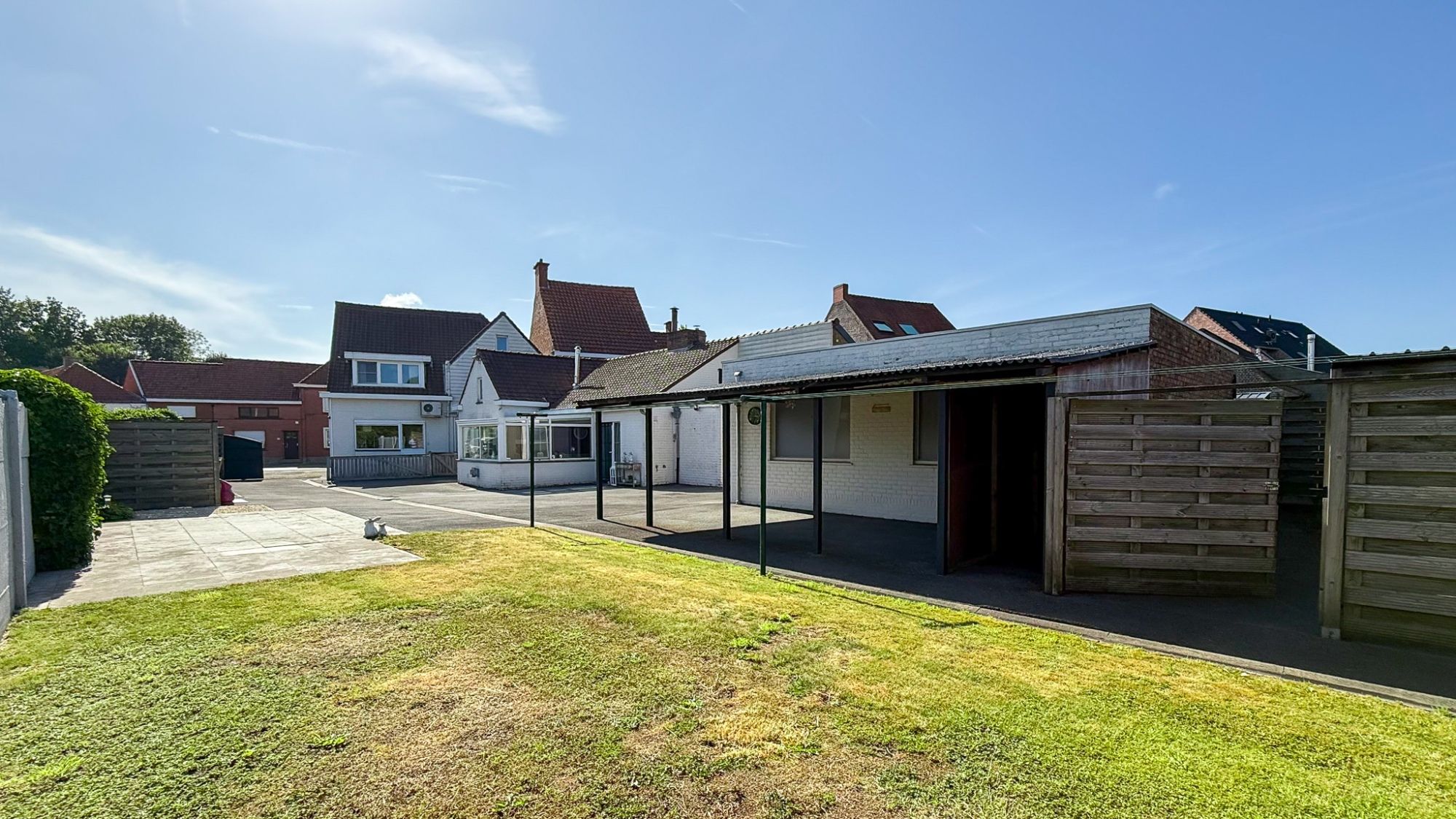Ruim polyvalent handelspand met 4 slpk,  WINKELRUIMTE,  WONING en PARKING vooraan. foto 3