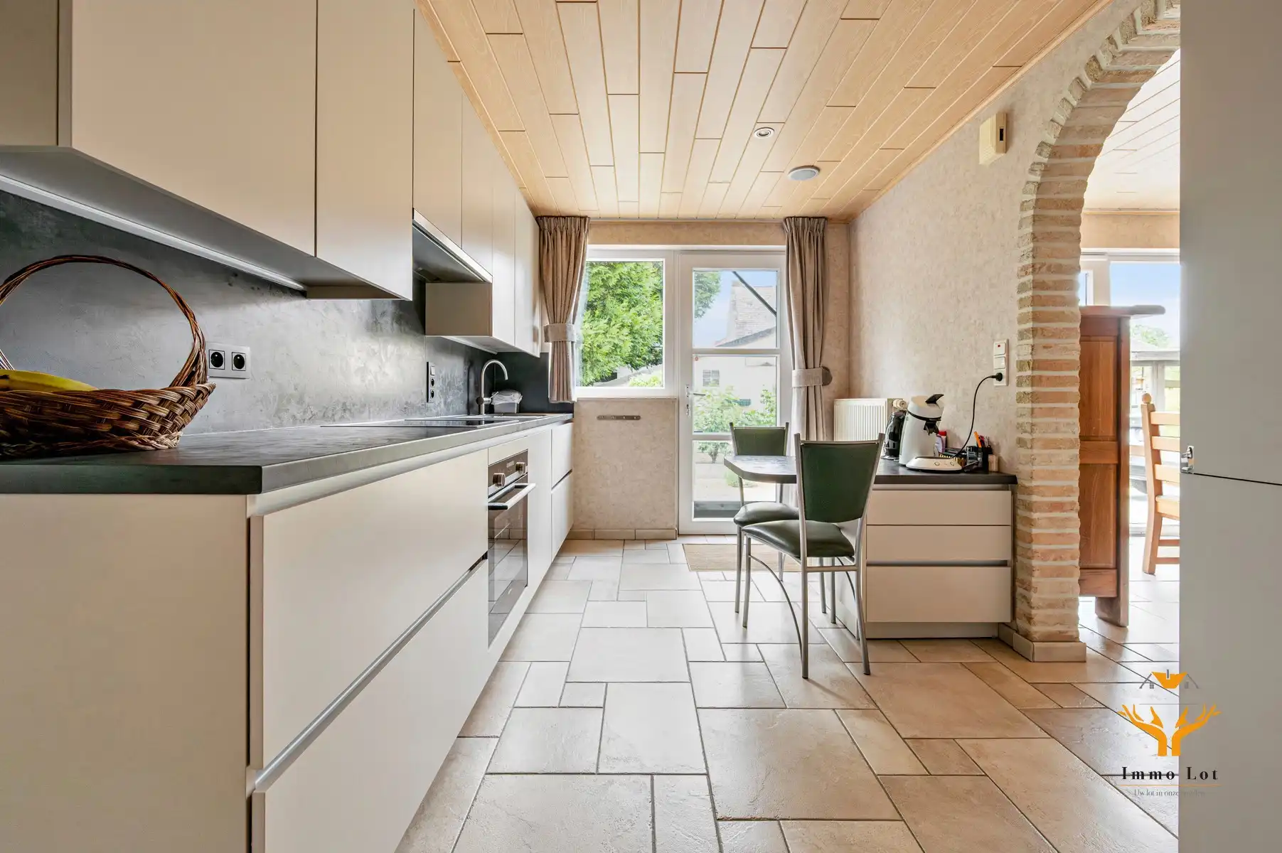 Instapklaar gelijkvloers appartement met tuin en garage foto 9