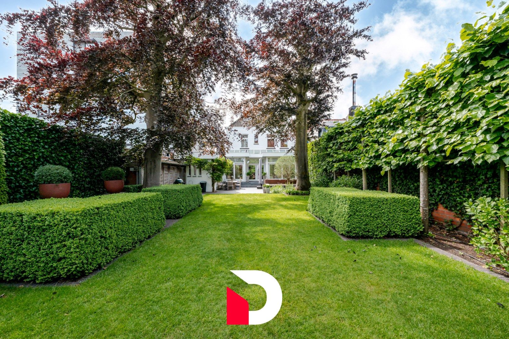 Schitterende woning (met praktijkmogelijkheid) op ideale uitvalsbasis te Sint-Andries foto {{pictureIndex}}