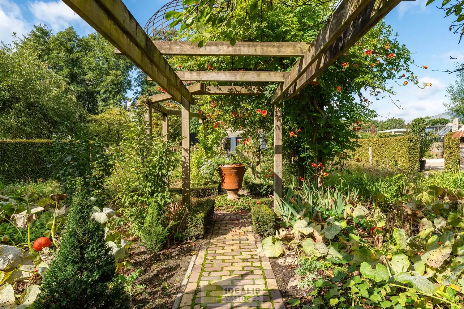 IDYLLISCH GELEGEN BIJZONDERE EIGENDOM BESTAANDE UIT RIANT WOONHUIS, APART BEWOONBAAR BIJGEBOUW EN ATELIER OMGEVEN DOOR EEN SCHITTERD AANGELEGDE TUIN EN WEILAND. Het domein is toegankelijk zowel aan de mooie Urnenveldstraat doch ook via een uitzonderlijk mooie oprijlaan toegankelijk langs de boszijde van het perceel. Deze vrijstaande woning, gebouwd in 1986, beschikt over een sfeervolle leefruimte in vol contact met de tuin en biedt een heerlijke atmosfeer dankzij de centraal geplaatste speksteenkachel. Op de verdieping beschikt de woning over slaapkamers en sanitair. Een absolute meerwaarde is het afzonderlijk volledig ingericht bijhuisje, centraal op het perceel, voorzien van alle woonfaciliteiten. Verder is er de mogelijkheid om wonen/werken te combineren via het knap afgewerkte atelier, met vergezicht op het eigen weiland. Geschikt voor kandidaten op zoek naar een ruime en instapklare parel met een idyllische uitstraling! foto 36