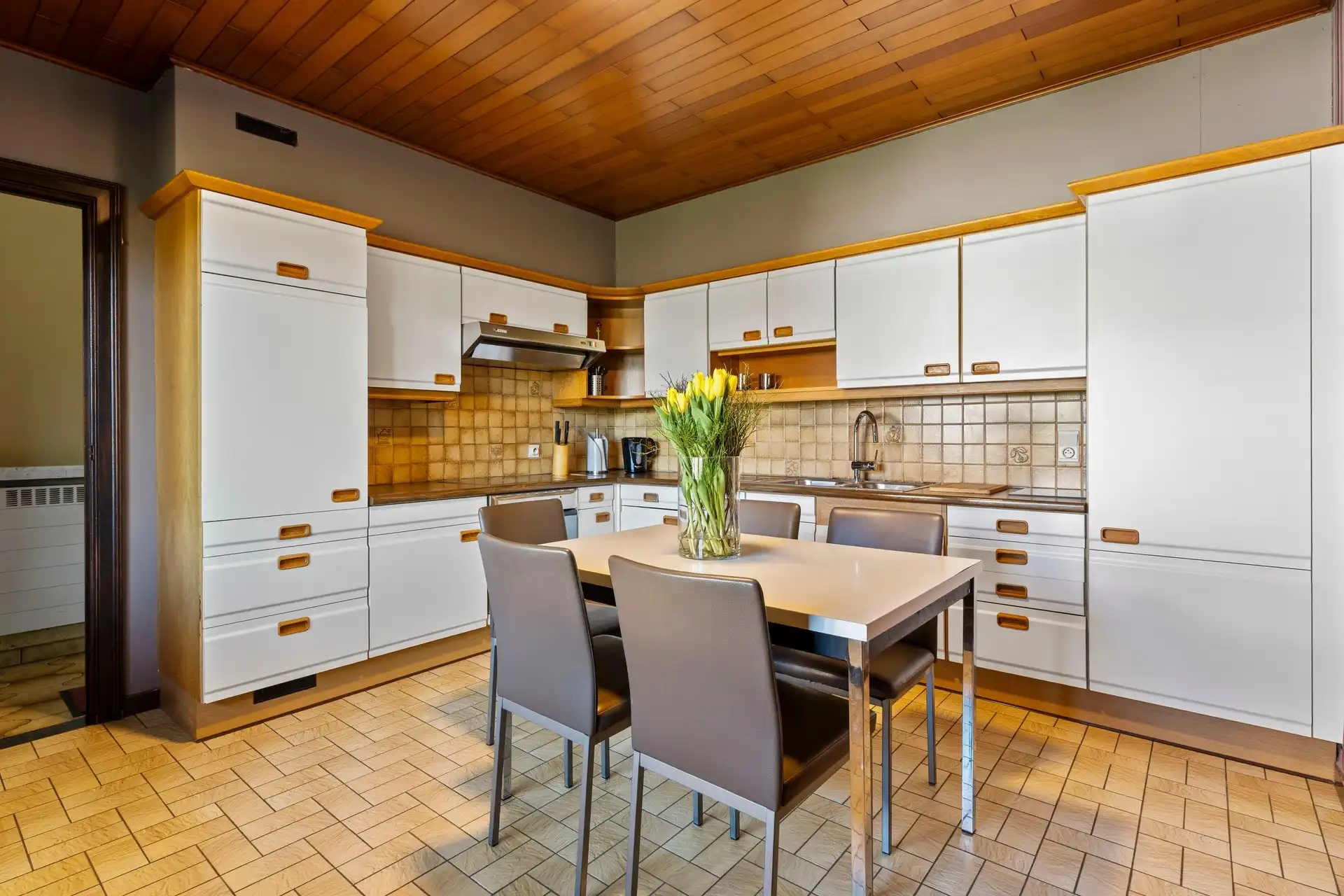 Zeer ruime bungalow met grote zolder, op een perceel van 520 m² met 2 garages, in een rustige straat nabij centrum Hamme foto 8