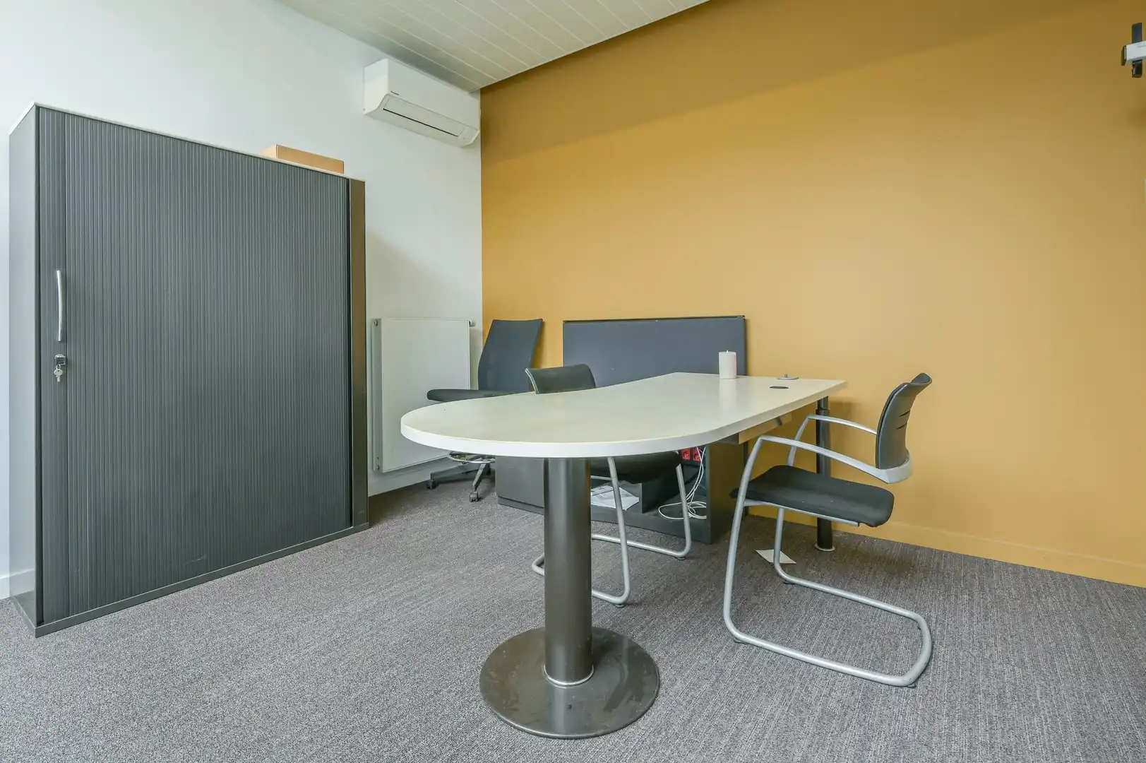 INSTAPKLARE BEMEUBELDE KANTOORRUIMTE MET PATIO foto 13