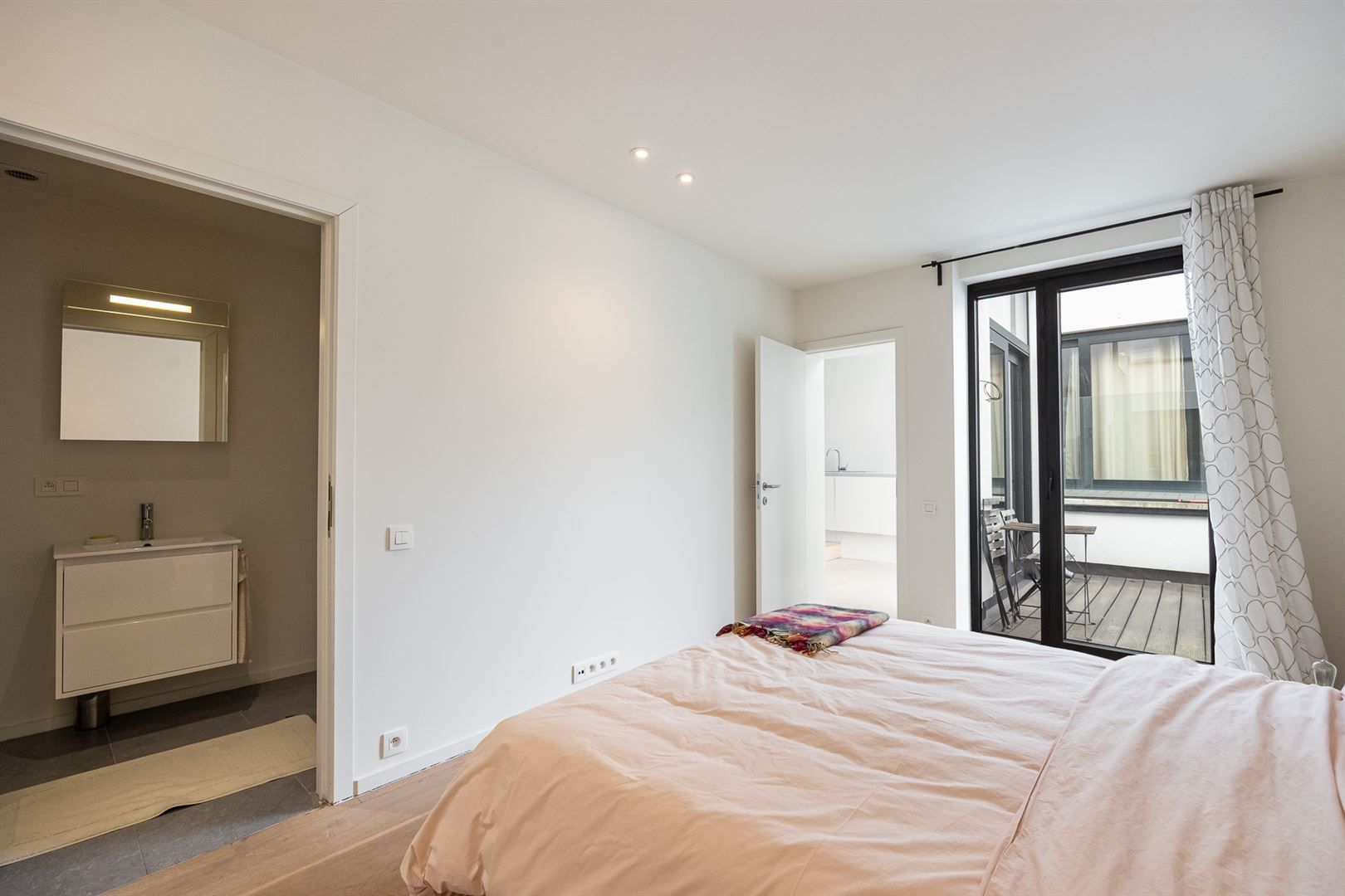 Gerenoveerd appartement met gezellig terras en één slaapkamer foto 12