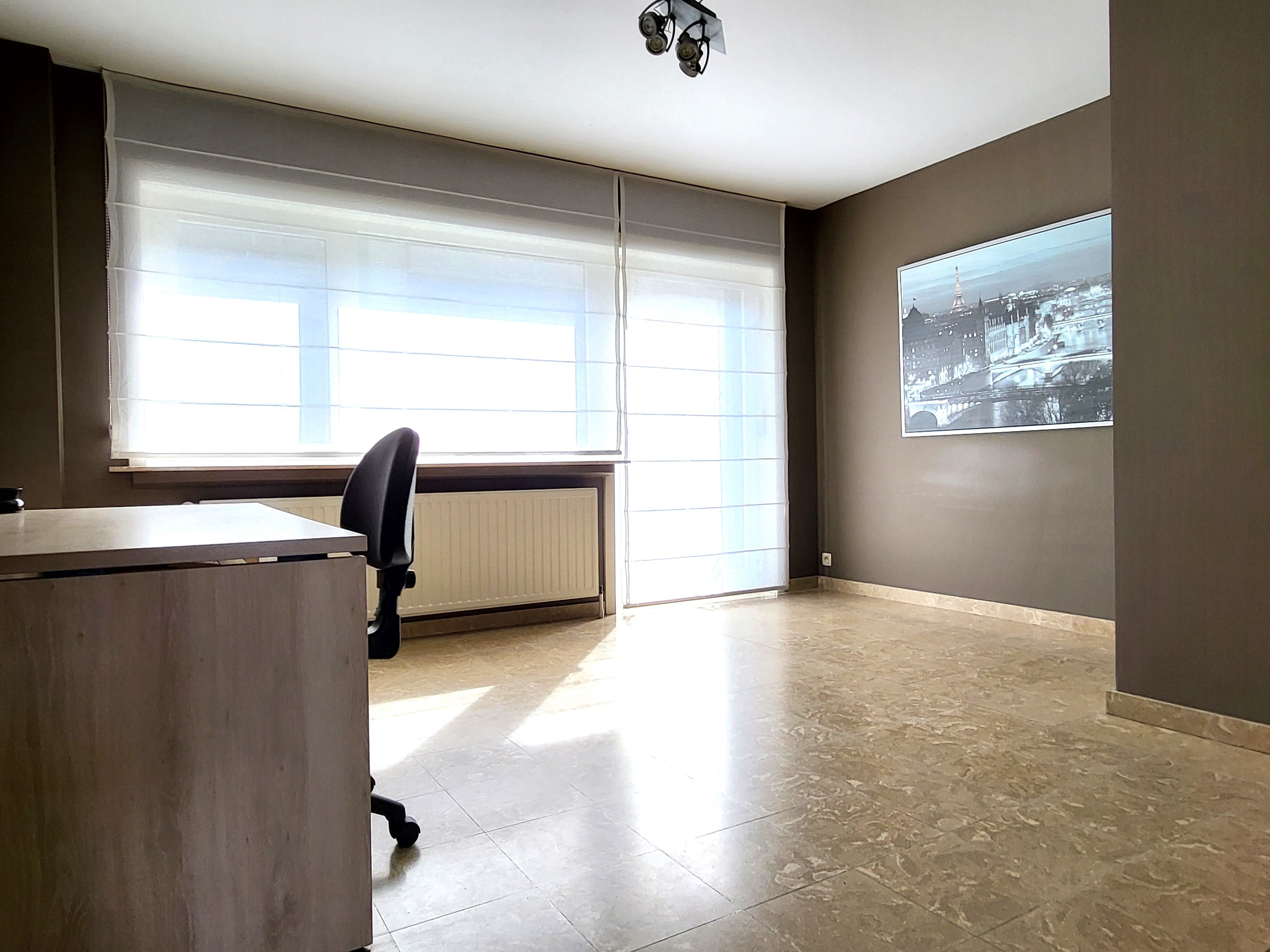 Zeer ruim duplex appartement van 151m2 met vier slaapkamers, groot terras van 41m² en terrasje aan de straatkant! REGISTRATIE 2% MOGELIJK (akte vanaf januari).  foto 21