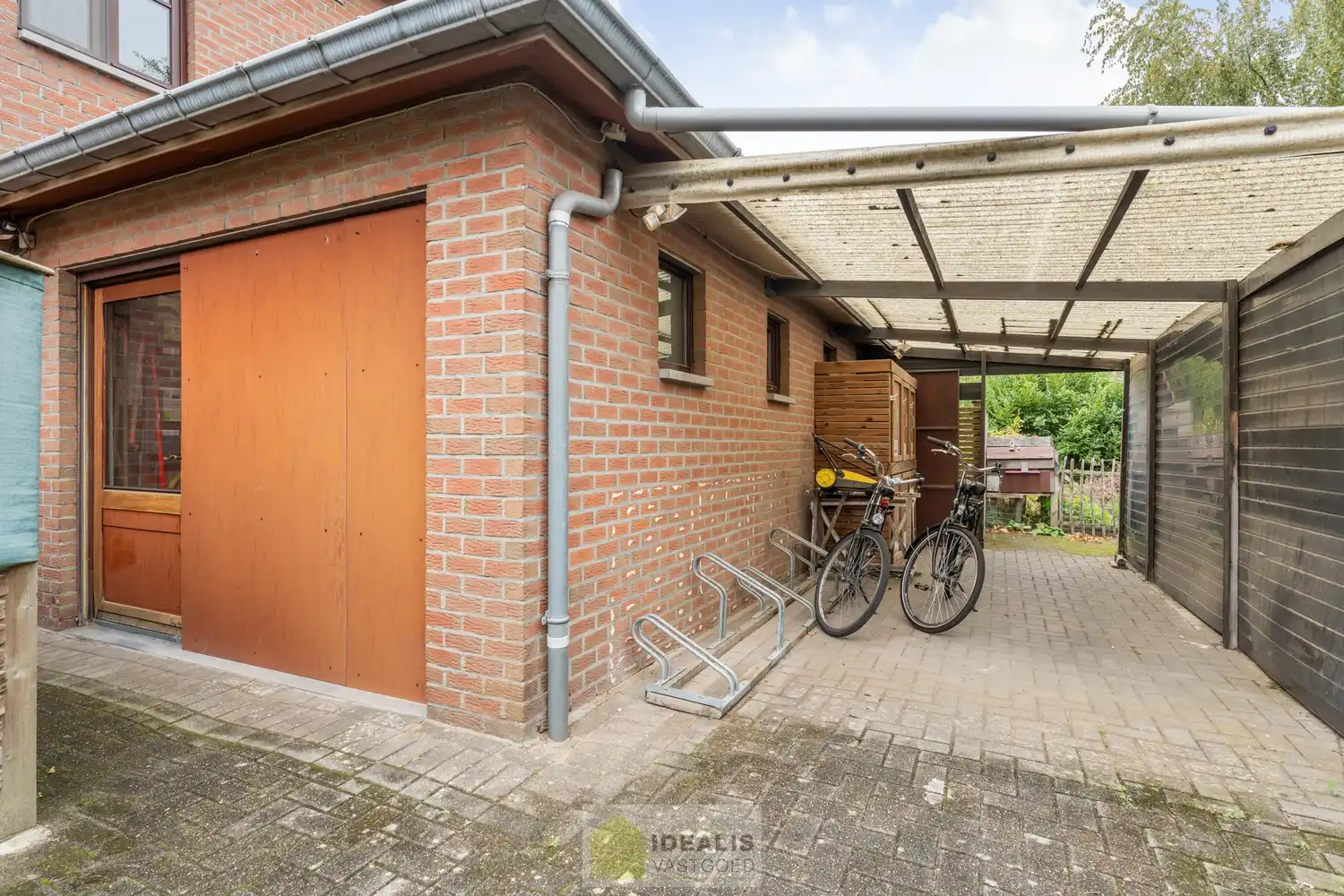 IDEALIS VASTGOED – VOLLEDIG VERGUNDE INVESTERINGSEIGENDOM BESTAANDE UIT 3 APPARTEMENTEN MET ELK MOOIE BUITENRUIMTES EN ELK TWEE PARKEERPLAATSEN OP EEN AFGESLOTEN TERREIN NABIJ HET CENTRUM VAN PEER! – Goed onderhouden investeringseigendom op een toplocatie nabij het centrum van Peer bestaande uit een gelijkvloers appartement, een appartement op de eerste verdieping en een duplex appartement op de eerste en tweede verdieping. Geschikt voor zij die zoeken naar een interessante investering in het centrum van Peer. foto 40