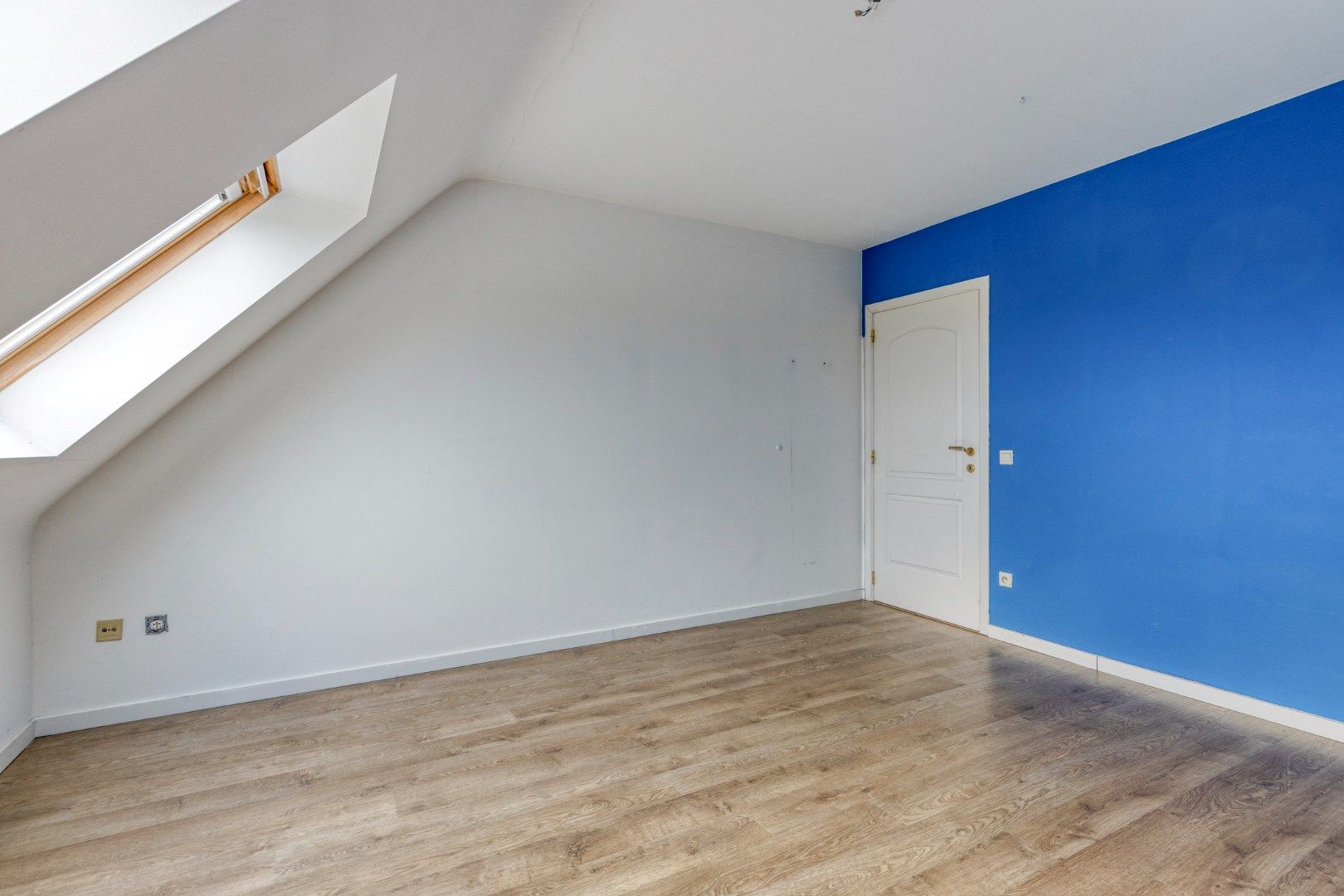 Riant dakappartement met terras en garage foto 11