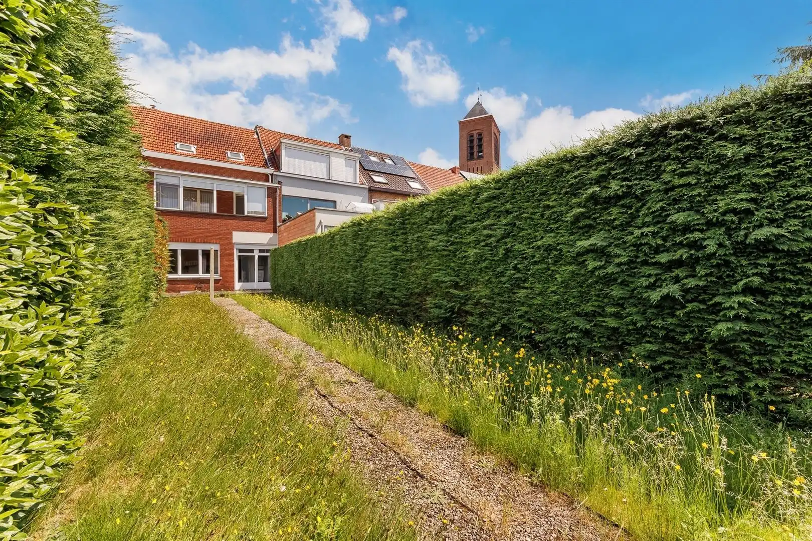 Ruime woning, perfect onderhouden met een zonnige tuin. foto 11