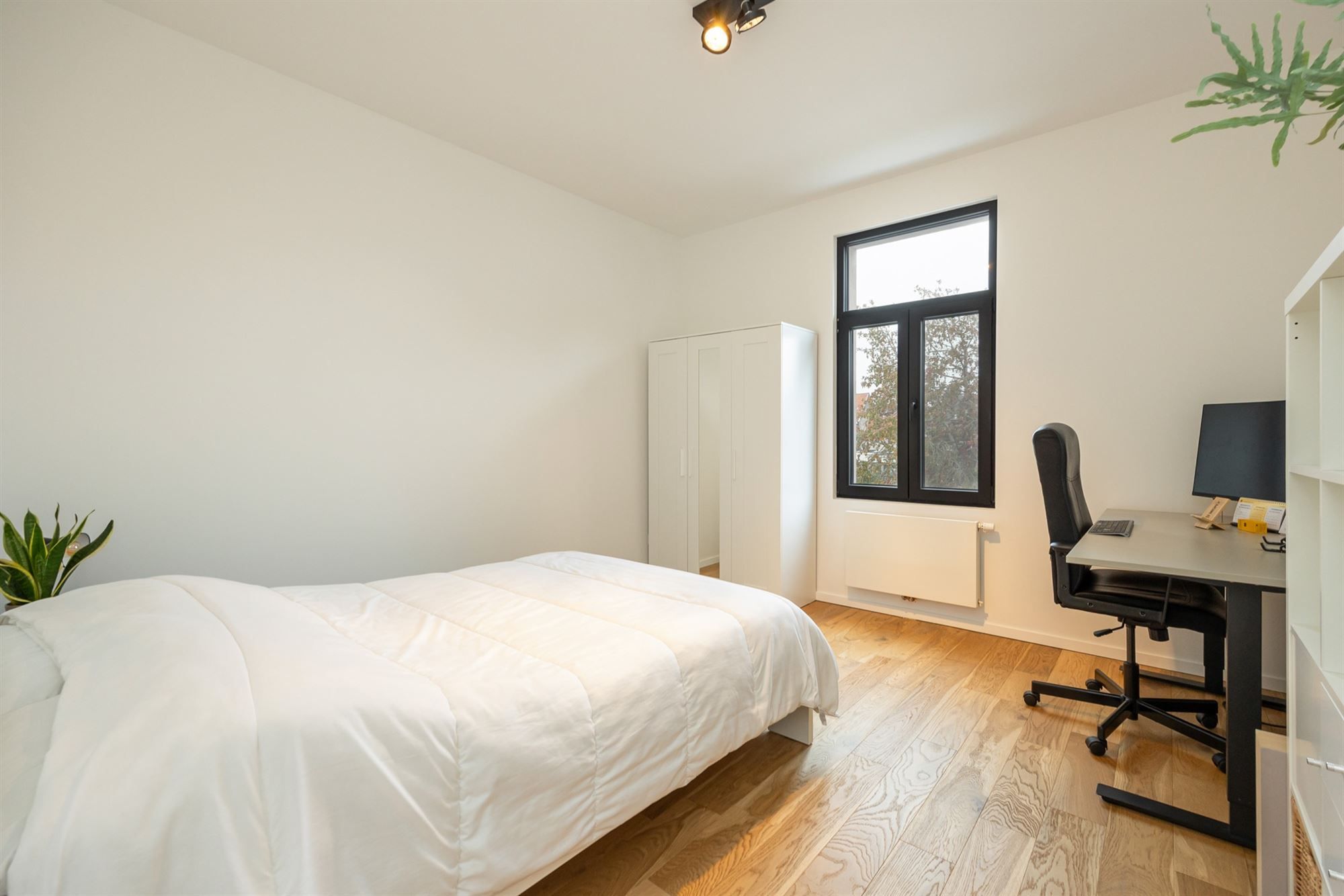 Modern gerenoveerde woning met 2 slpkmrs. en tuin foto 17