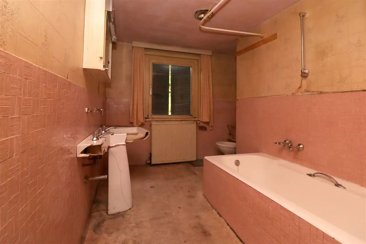 karaktervol, geliefde ligging, 6 slpk, te renoveren foto 23