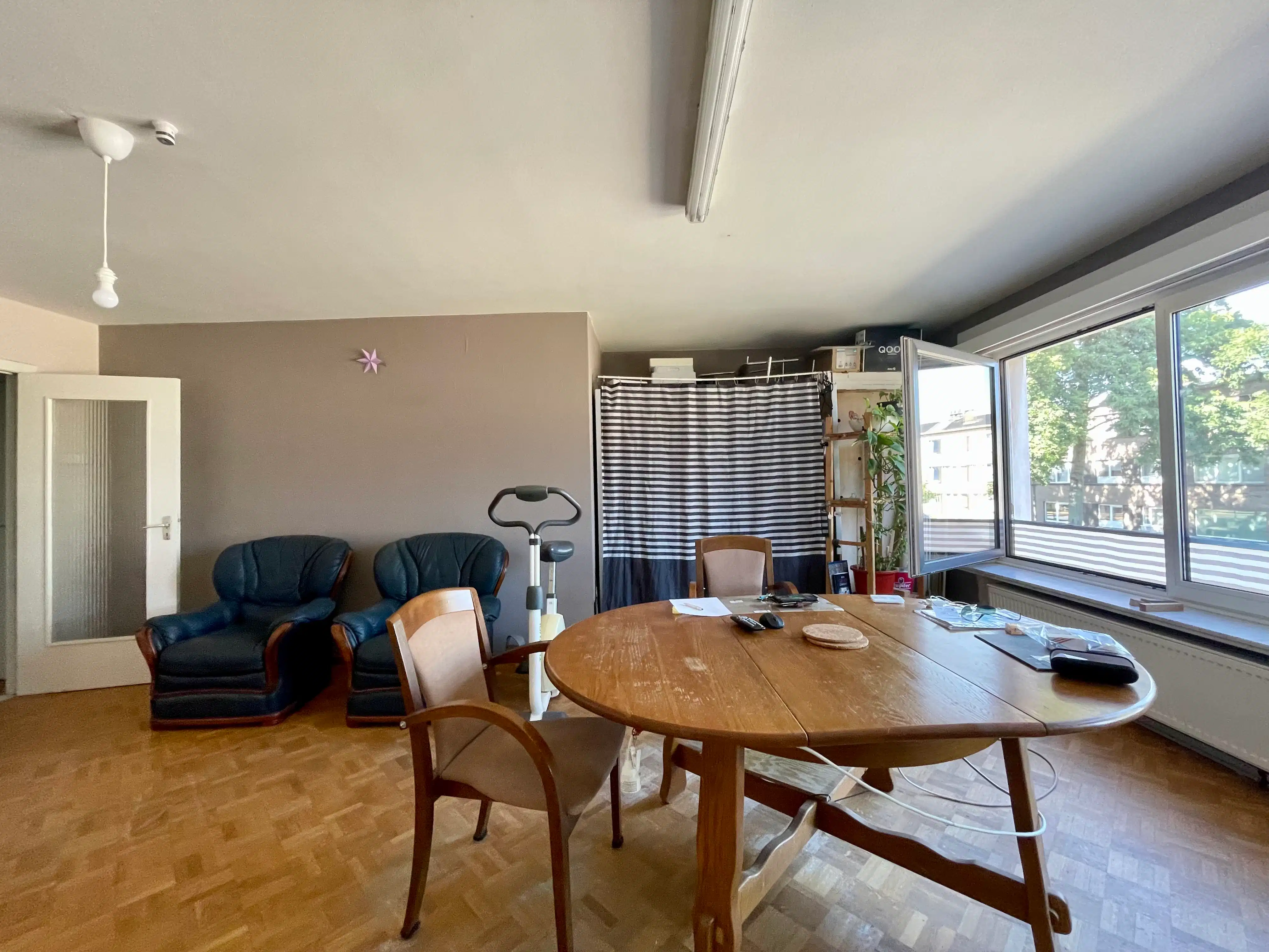 Gerenoveerd appartement met twee slaapkamers en terras foto 3