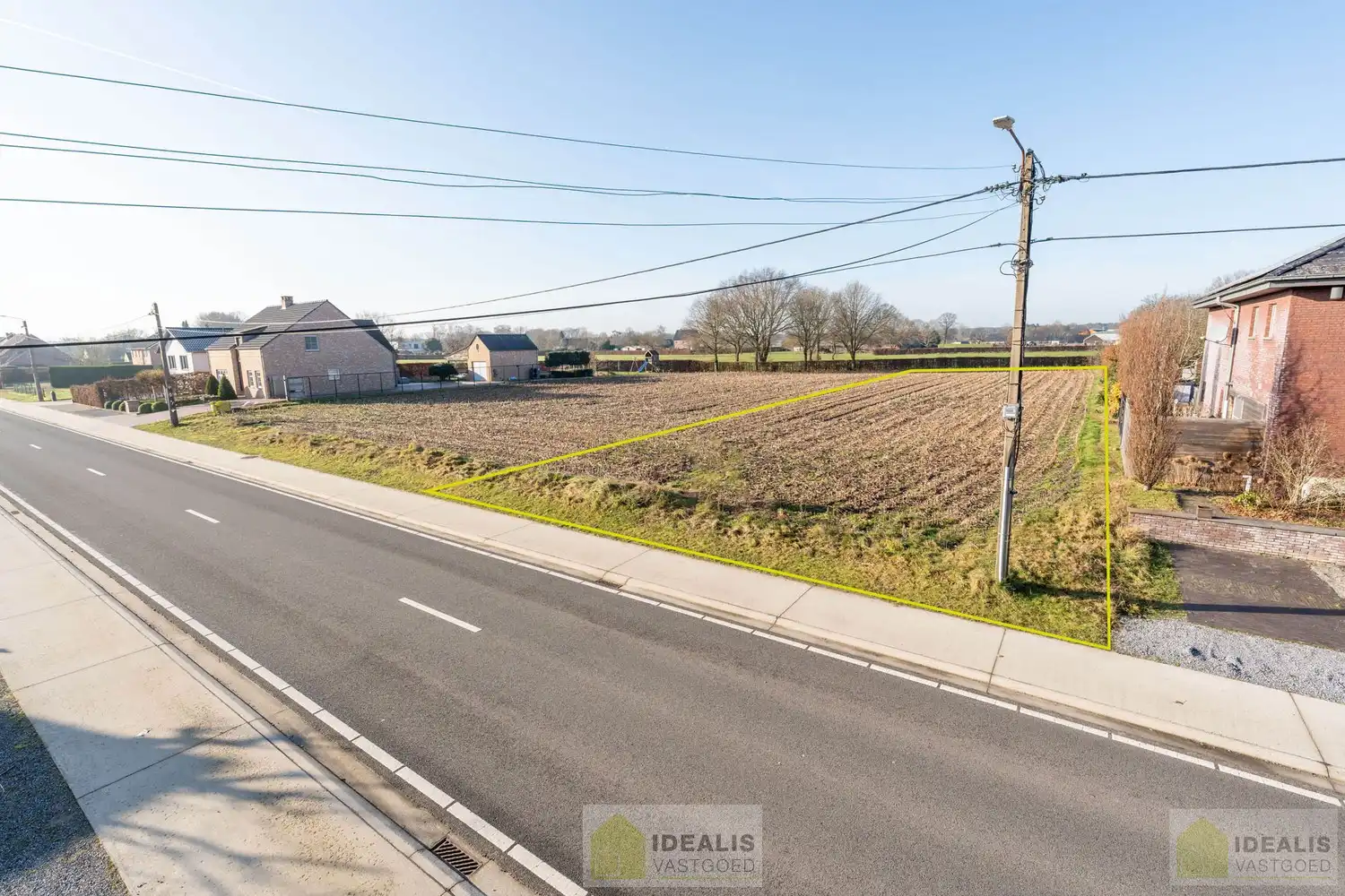KNAPPE BOUWKAVEL (16A93CA) VOOR OPEN BEBOUWING OP EEN TOPLOCATIE, IN HET RUSTIG GELEGEN GROTE-BROGEL (PEER)! Deze bouwkavel met een oppervlakte van 16a 93ca biedt de mogelijkheid voor het bouwen van een prachtige eengezinswoning met aan de achterzijde van het perceel een prachtige vergezicht. De kavel is gelegen vlak bij de dorpskern van het gezellige Grote-Brogel en op enkele autominuten verwijderd van de centra van Peer, Kaulille, Bocholt en Bree. Ideaal voor zij die op zoek zijn naar een ruim perceel voor open bebouwing. foto 2