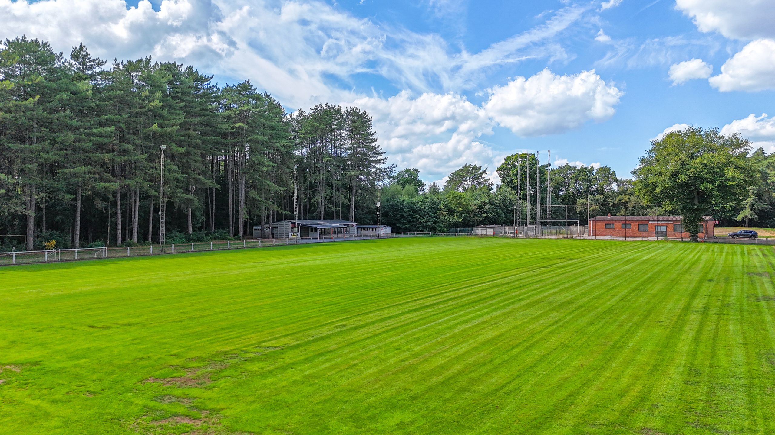 Voetbalveld en kantine op 2,45 ha in prachtig bosrijk gebied! foto 2