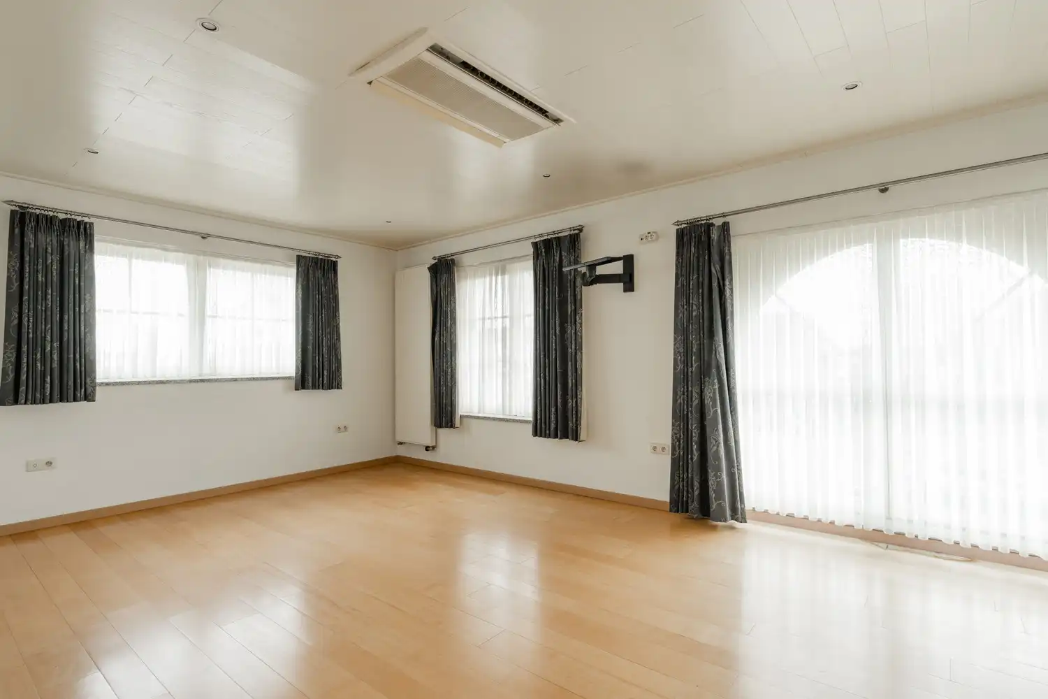 BEDRIJFSPAND MET CONCIERGEWONING foto 54