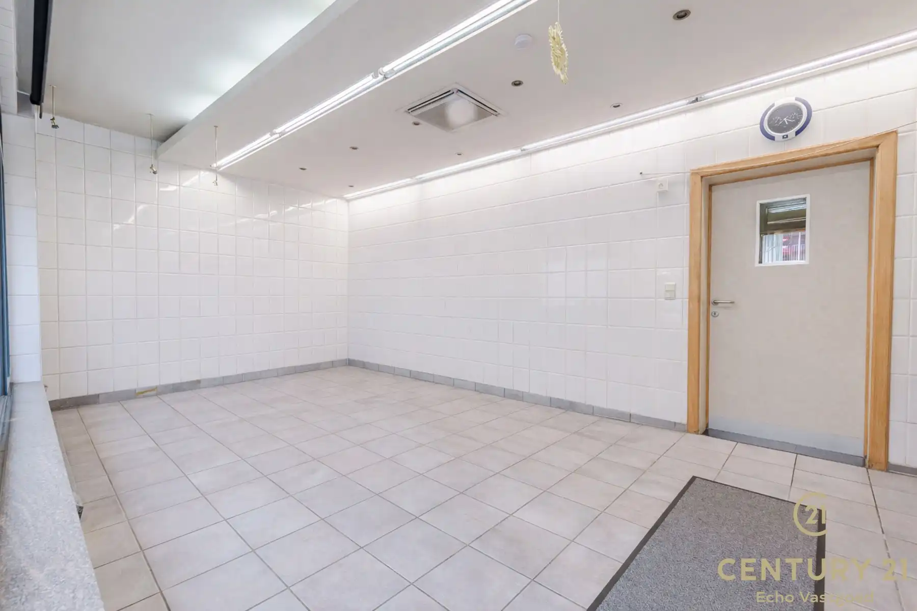 Handelszaak met gerenoveerde woonst op topligging  foto 4