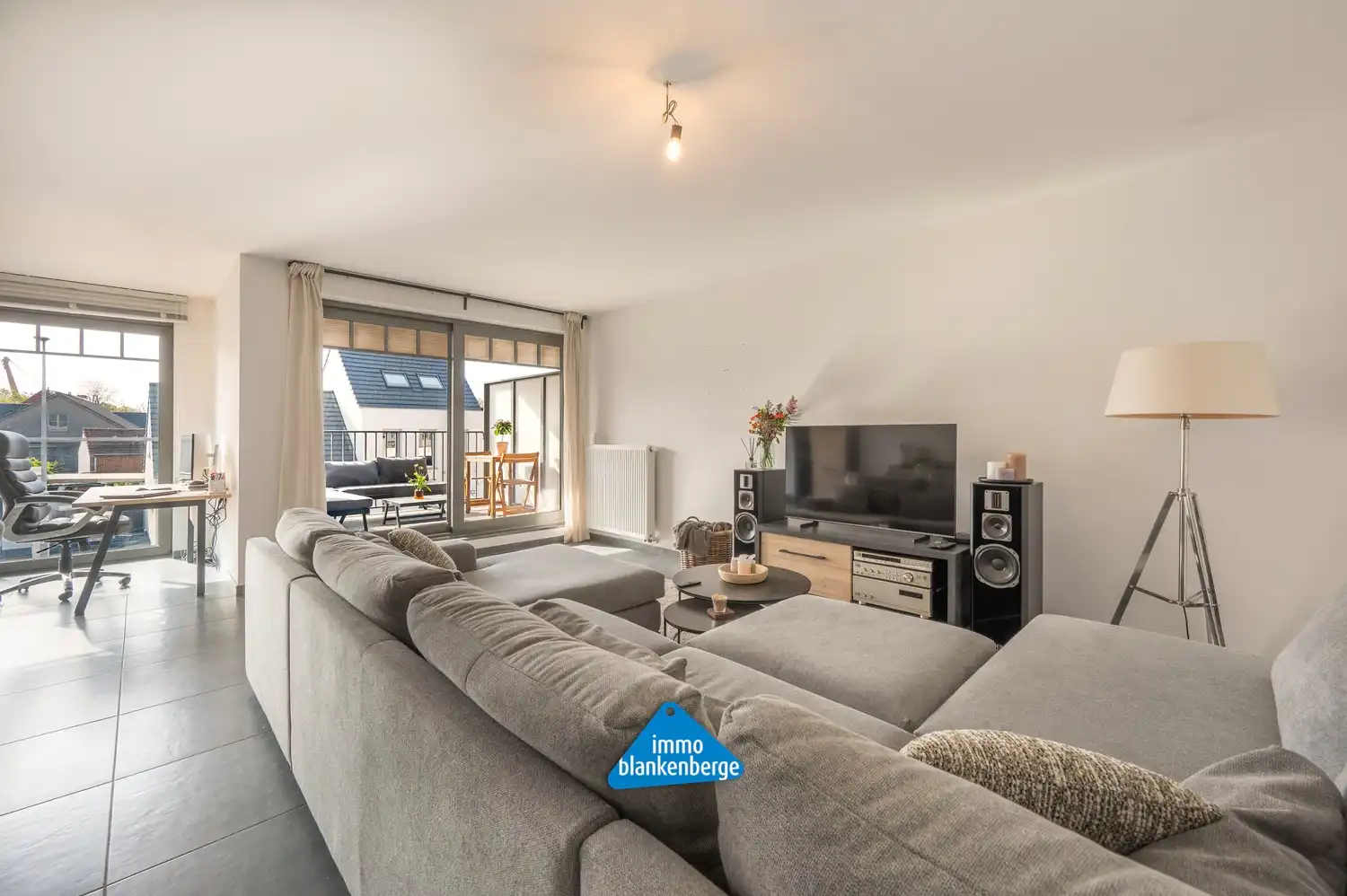 Instapklaar en verrassend ruim appartement met zonnig terras in het centrum van Beernem foto 3