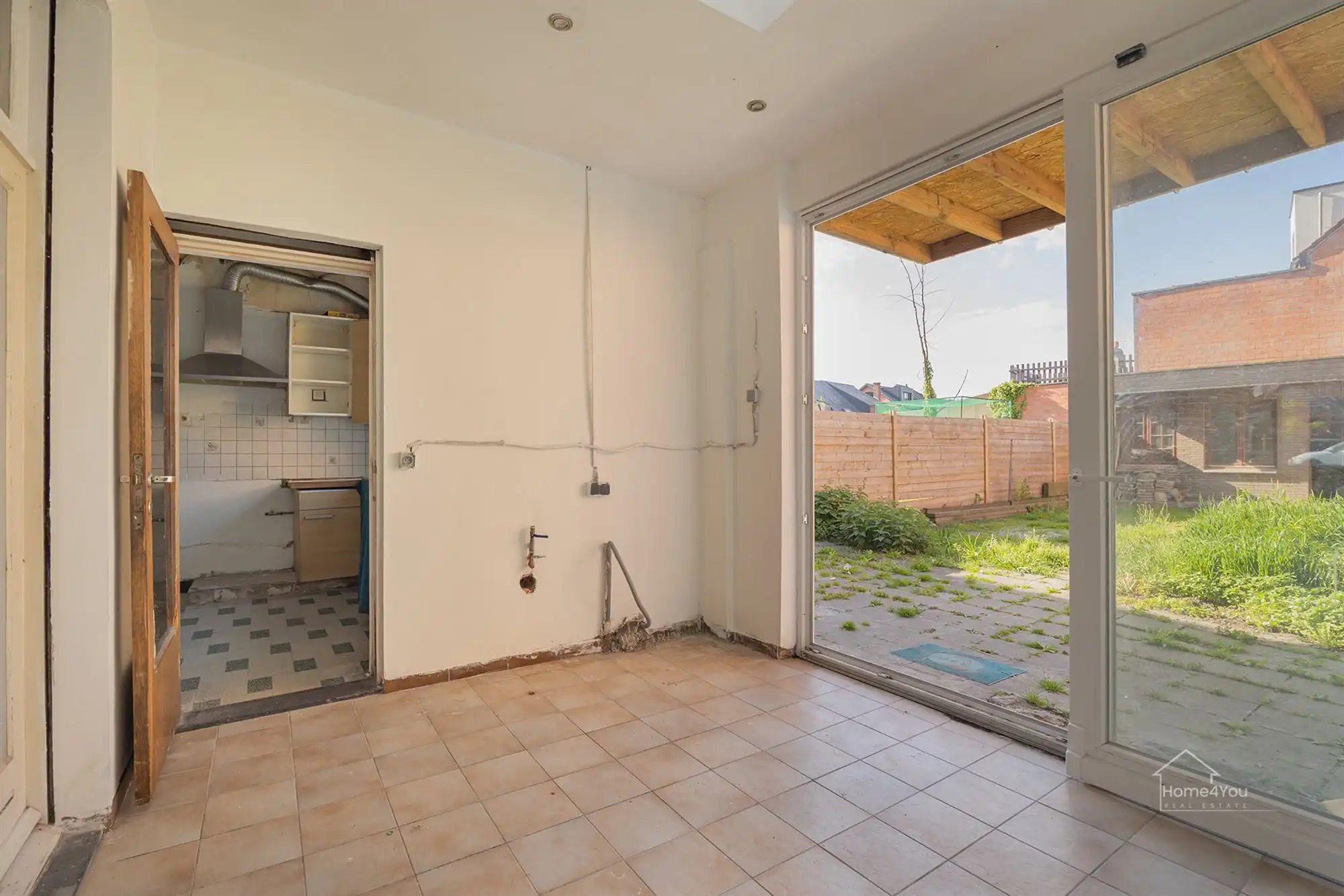 Op te frissen woning met zéér ruime extra zolder foto 8