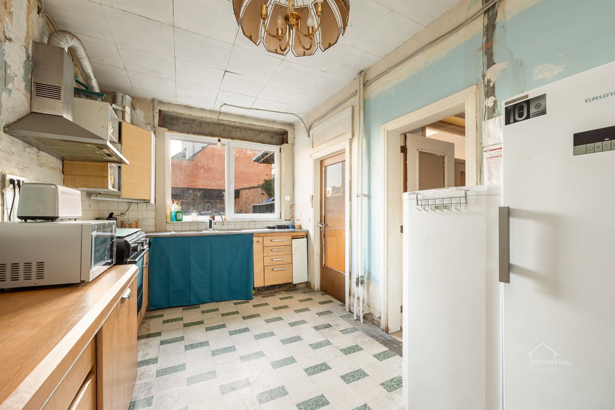 Op te frissen woning met zéér ruime extra zolder foto 8