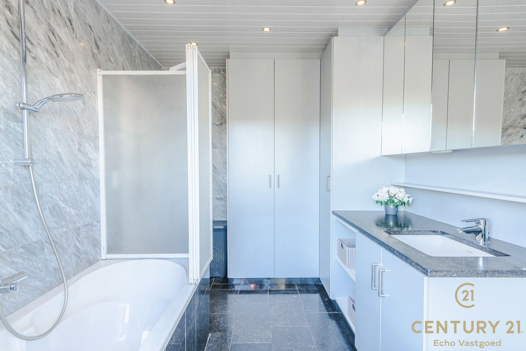 gerenoveerde gezinswoning met 3 slpk, garage en zonnige tuin foto 18