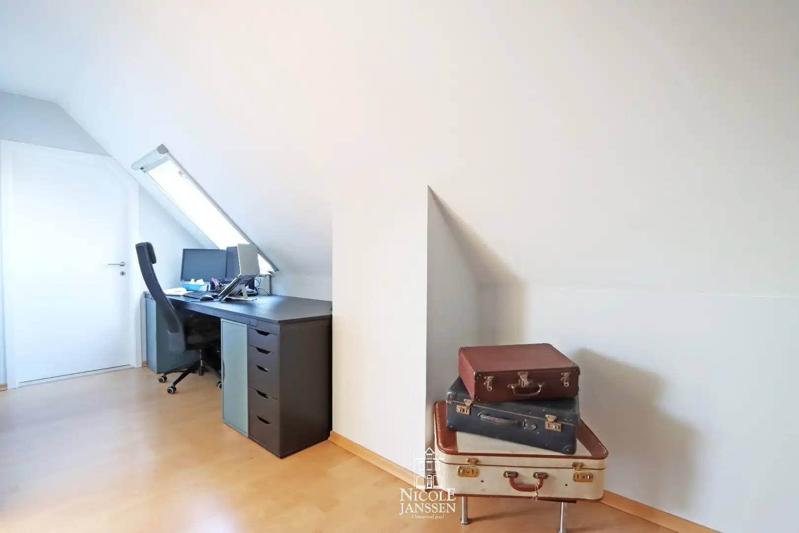 Verzorgd, instapklaar duplex-appartement met twee ruime slaapkamers en garagebox foto 9