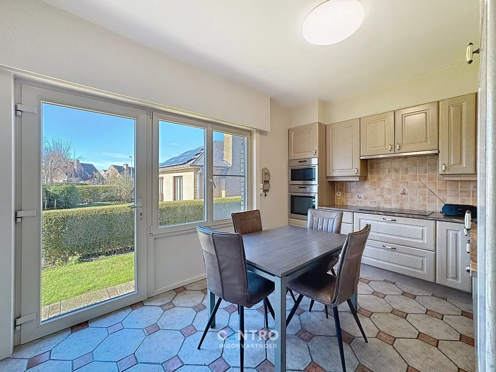 Interessant gelegen villa te Uitkerke met 3 slpks én 2 garages! foto 5