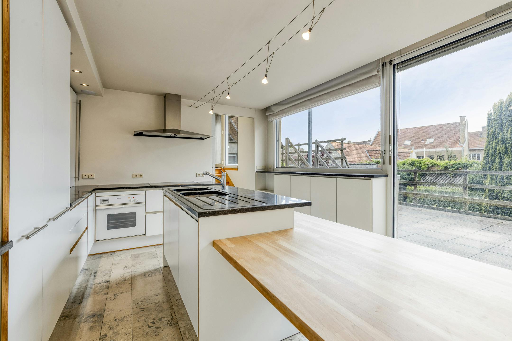 Woning met handelsgelijkvloers, atelier en garages te Veurne foto 3