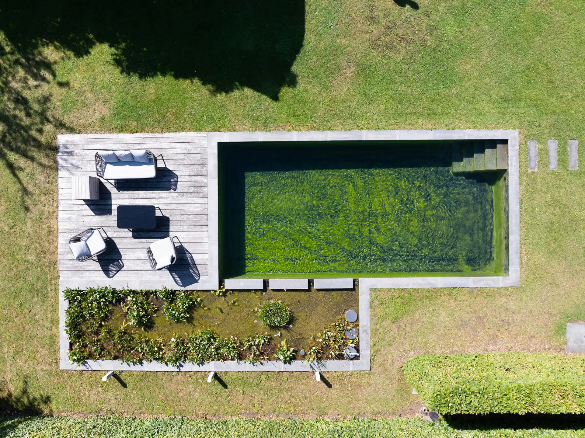 Rustig gelegen villa met prachtige tuin en zwemvijver foto 37